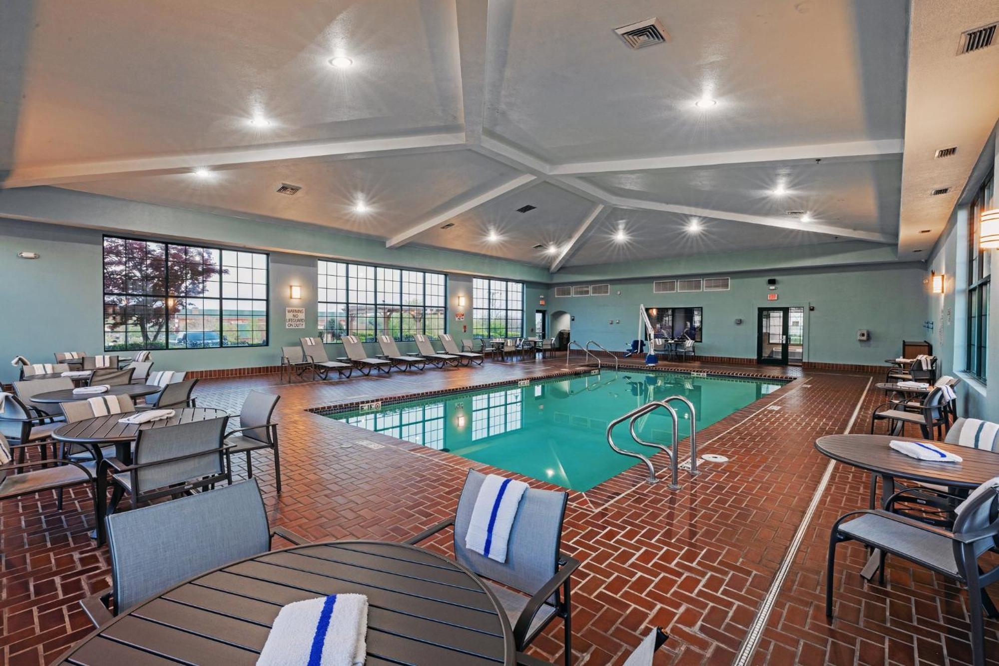Holiday Inn Express & Suites Tulsa S Broken Arrow Hwy 51 By Ihg Esterno foto