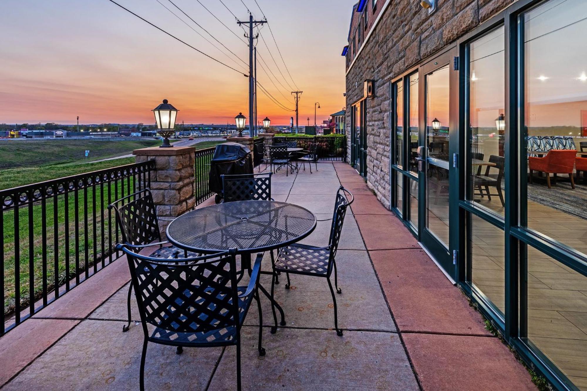 Holiday Inn Express & Suites Tulsa S Broken Arrow Hwy 51 By Ihg Esterno foto
