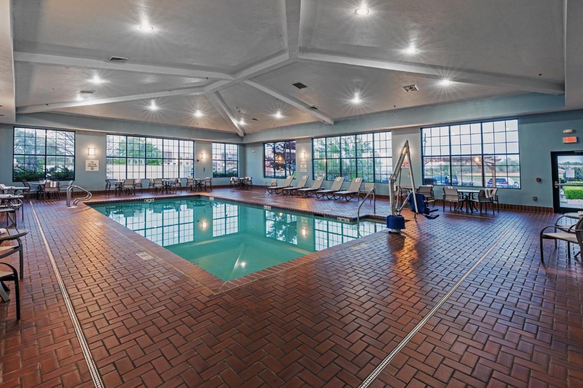 Holiday Inn Express & Suites Tulsa S Broken Arrow Hwy 51 By Ihg Esterno foto